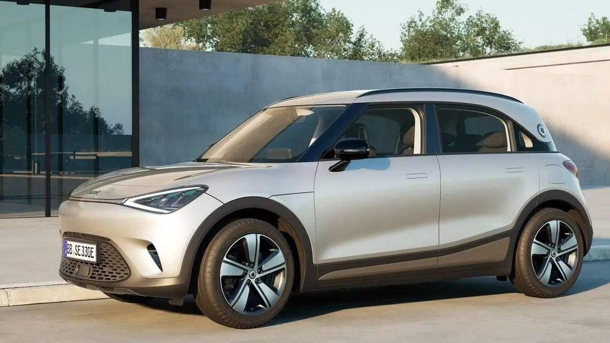 Vista frontal del Smart #1 Pure, un SUV eléctrico compacto con un diseño moderno y limpio. Sus distintivos faros LED, su parrilla discreta y sus líneas fluidas resaltan su carácter dinámico y urbano.
