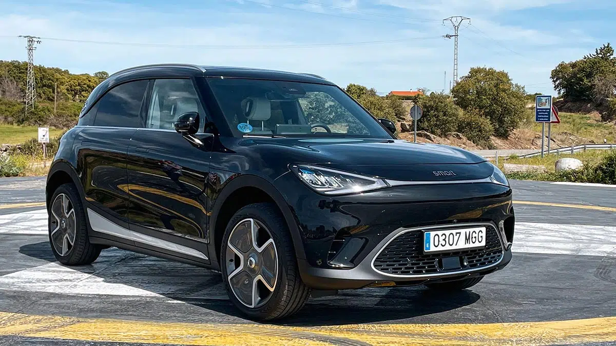 Vista frontal del Smart #1 Pure+, un SUV eléctrico compacto con un diseño moderno. La parrilla minimalista, los faros LED afilados y las líneas aerodinámicas destacan su aspecto premium.