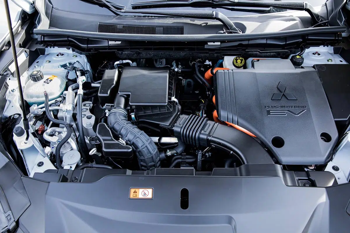 Motor híbrido recargable del Mitsubishi Outlander 2025, combinando un bloque de gasolina y dos motores eléctricos