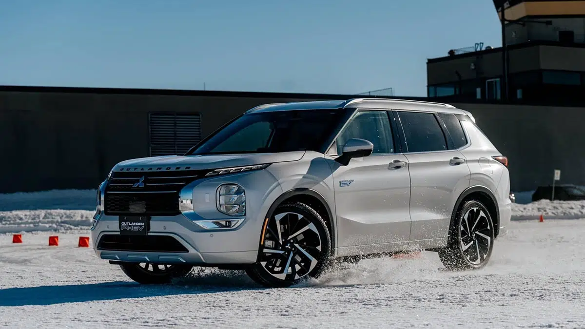 Frontal del Mitsubishi Outlander PHEV con su parrilla imponente y faros LED