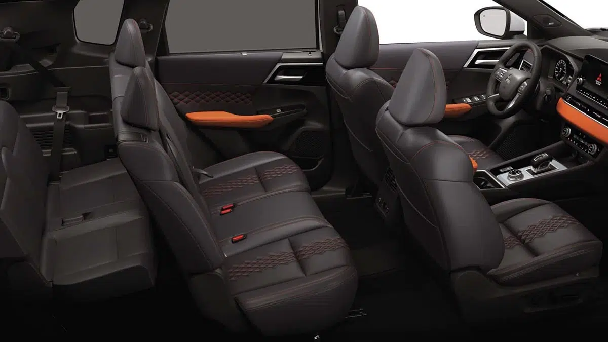 Interior del Mitsubishi Outlander híbrido 2025 con tres filas de asientos y configuración de 7 plazas.