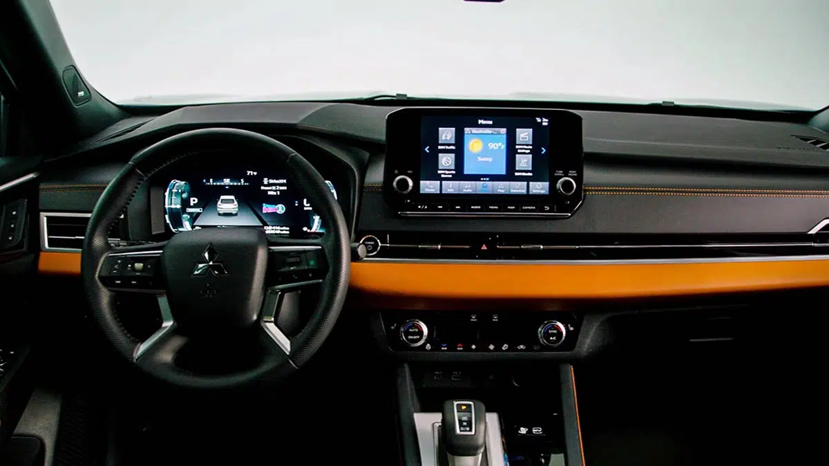 Interior del Mitsubishi Outlander híbrido 2025, con pantalla táctil y tapicería premium.