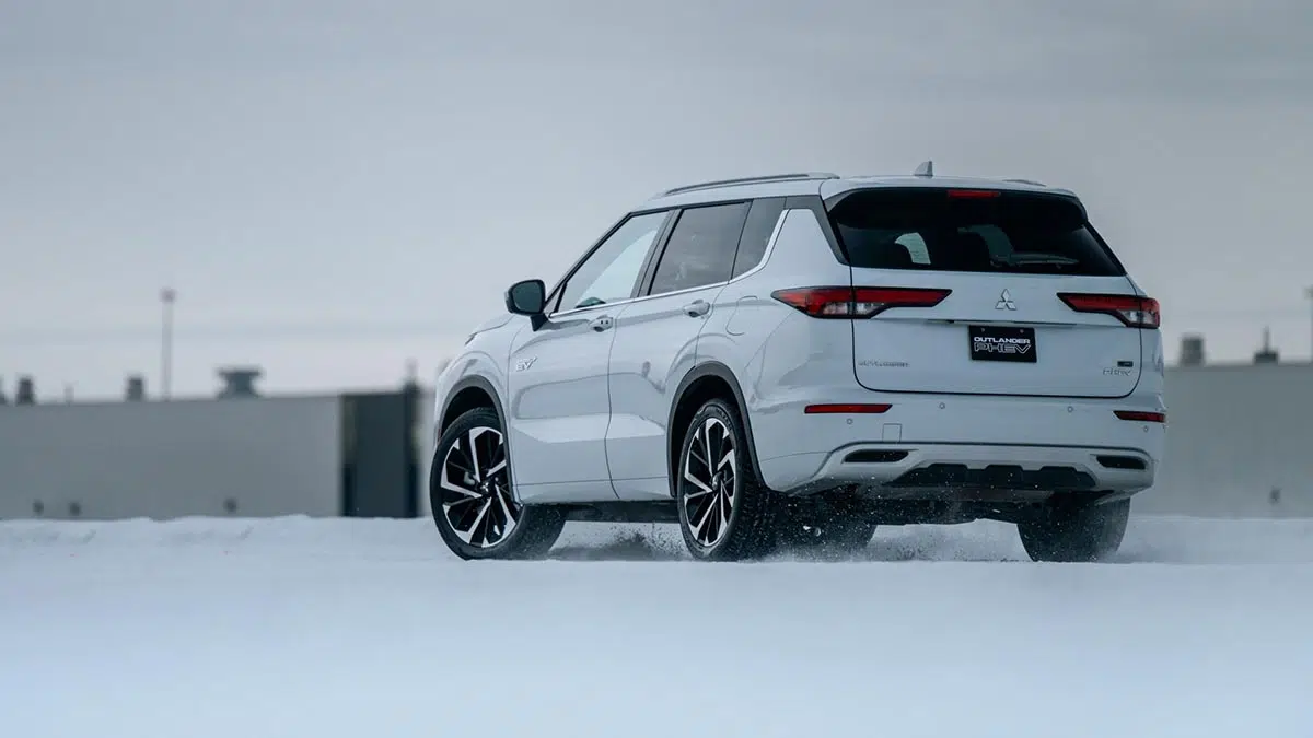 Parte trasera del Mitsubishi Outlander híbrido con luces LED y logo PHEV