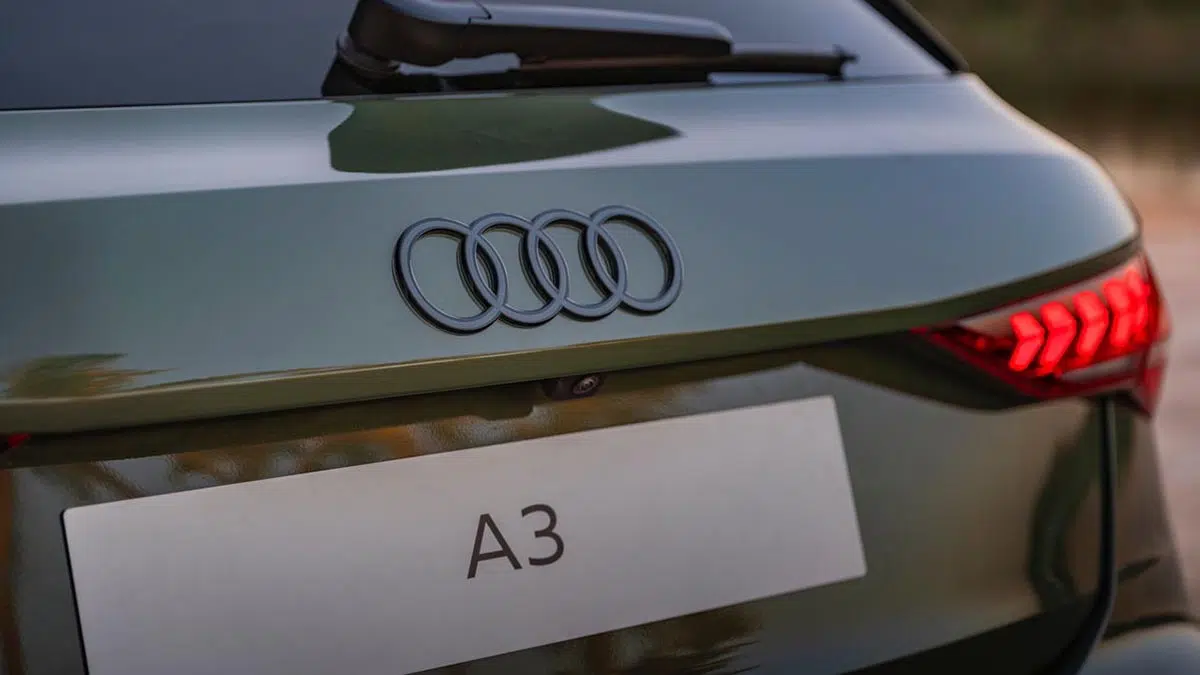 Audi A3 2025 berlina compacta en conducción urbana