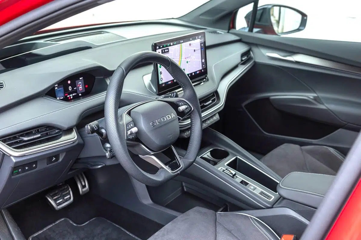 Interior Skoda Elroq - Cockpit digital con soluciones Simply Clever