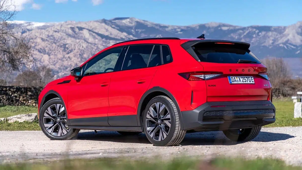 Skoda Elroq vista trasera - Firma lumínica LED y difusor aerodinámico