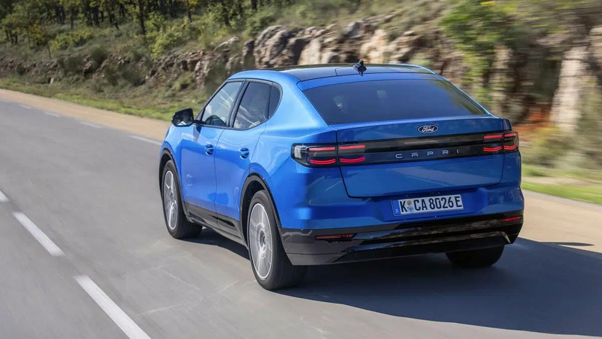 Vista trasera del Ford Capri - Firma luminosa LED y alerón integrado