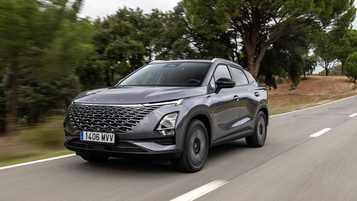 Omoda 5 2024 frente - SUV compacto con parrilla moderna y firma LED