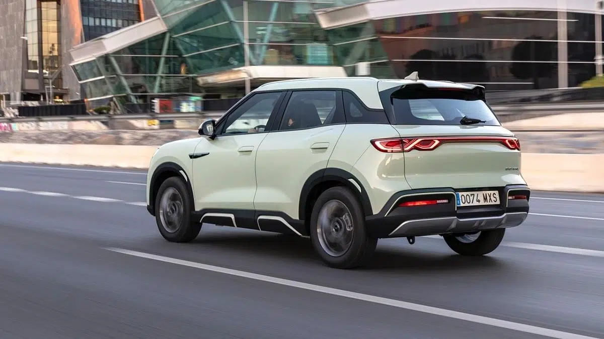 BYD Atto 2 vista trasera - Firma LED y difusor aerodinámico