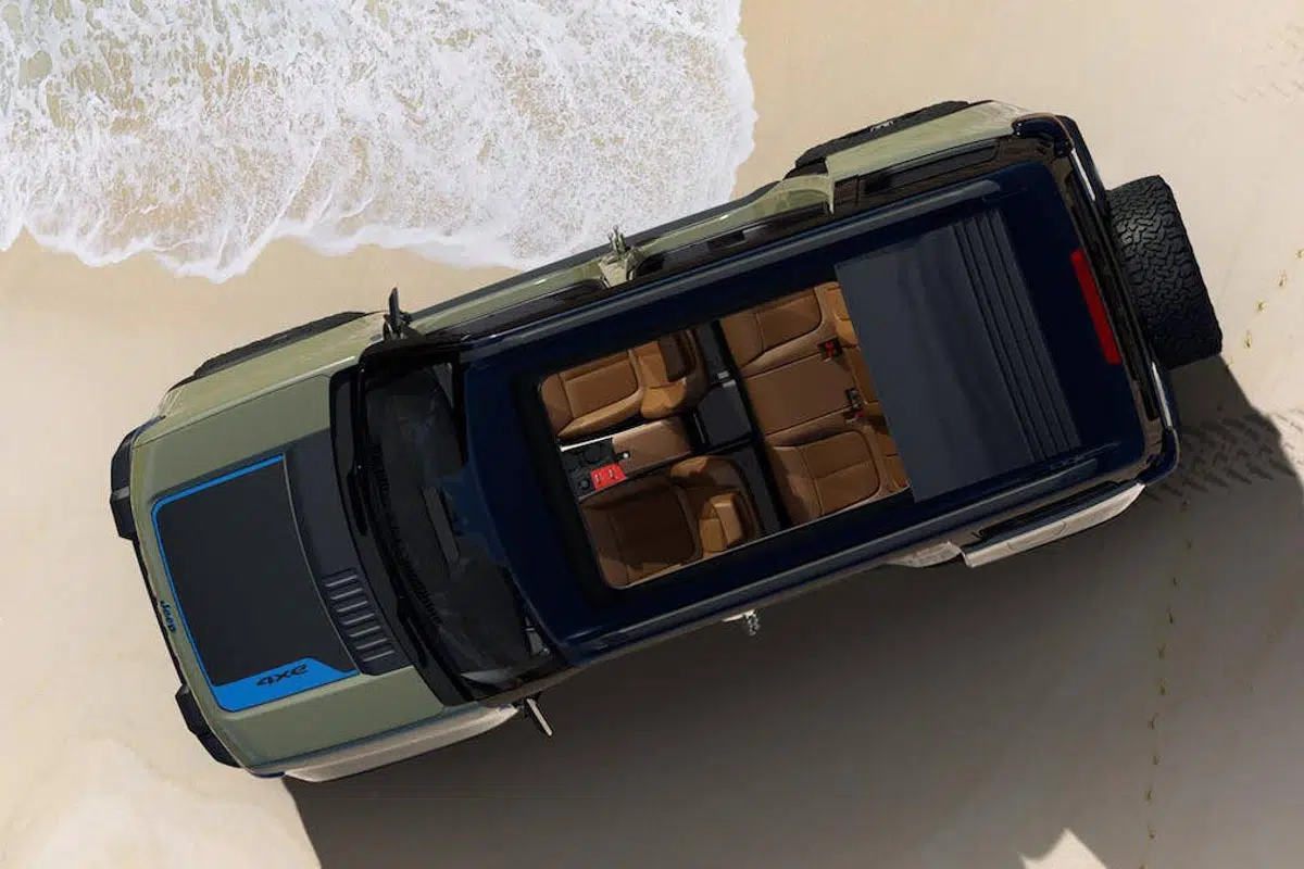 Vista aérea del Jeep Recon 2026 con techo corredizo abierto, mostrando el interior y el diseño abierto típico de los 4x4 de aventura