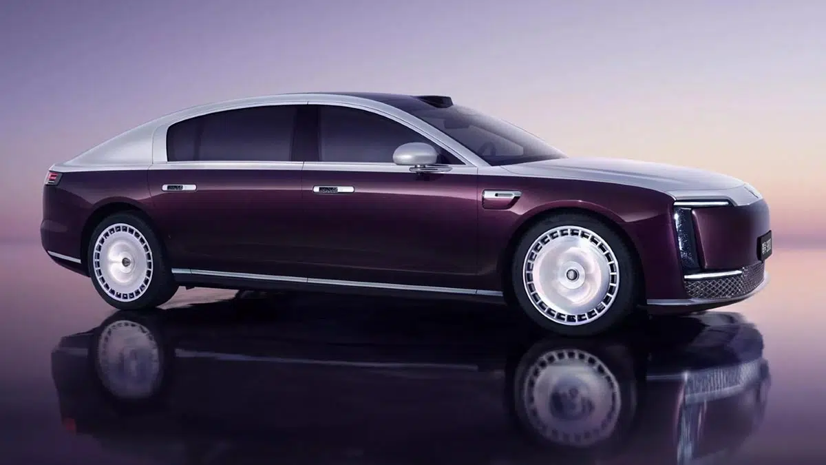 Vista lateral izquierda del Maextro S800, berlina eléctrica de lujo con líneas elegantes y proporciones imponentes