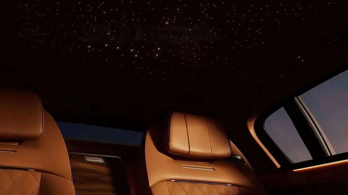 Interior del Maextro S800 con cielo estrellado de LED, ambientación lujosa e inmersiva para un confort supremo