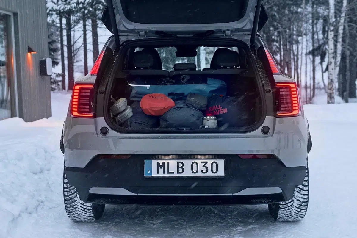 Volvo EX30 Cross Country con el maletero abierto y cargado de material de viaje.