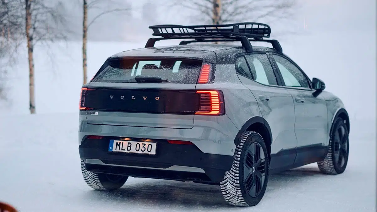 Vista trasera del Volvo EX30 Cross Country, con firma luminosa LED y placas de protección.