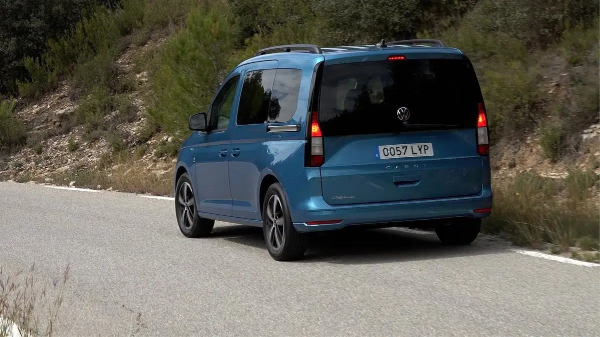 Vista trasera del Volkswagen Caddy eHybrid con un portón espacioso y luces LED verticales.
