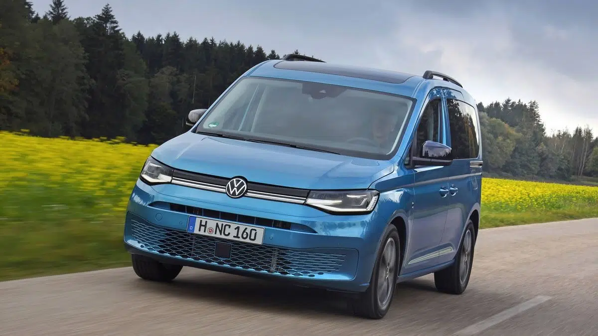 Vista frontal del Volkswagen Caddy eHybrid, monovolumen híbrido enchufable con diseño elegante y luces LED.