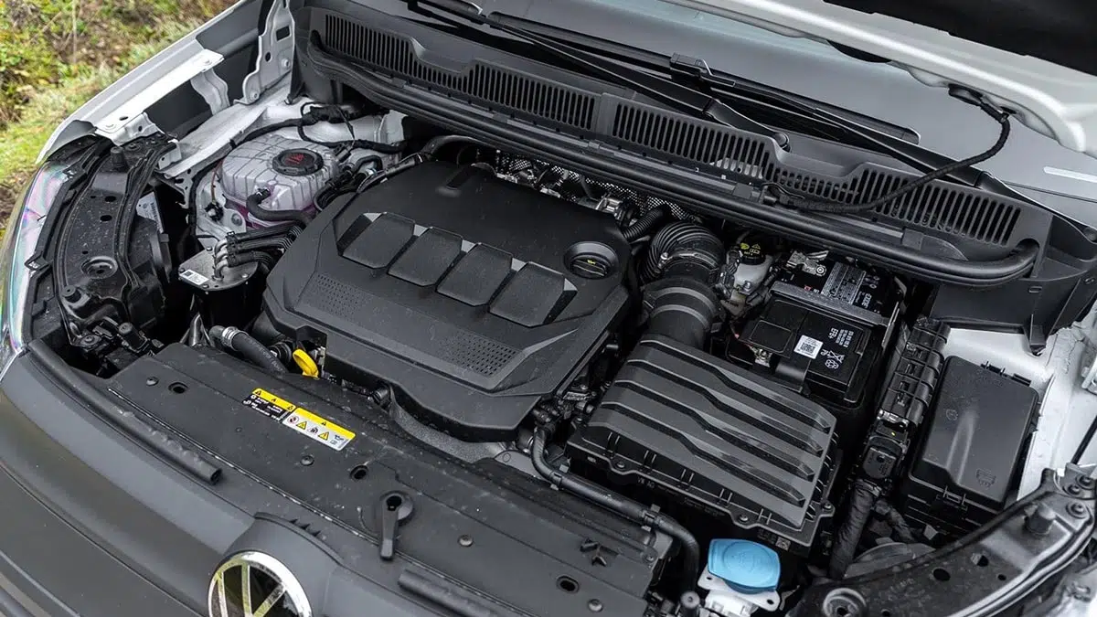 El motor del Volkswagen Caddy eHybrid, mostrando el sistema híbrido enchufable.
