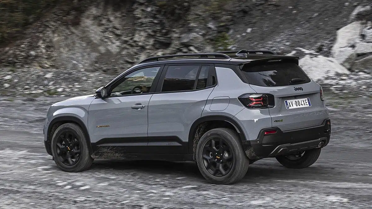 Vista trasera del Jeep Avenger e-Hybrid con luces LED en forma de X y diseño compacto.