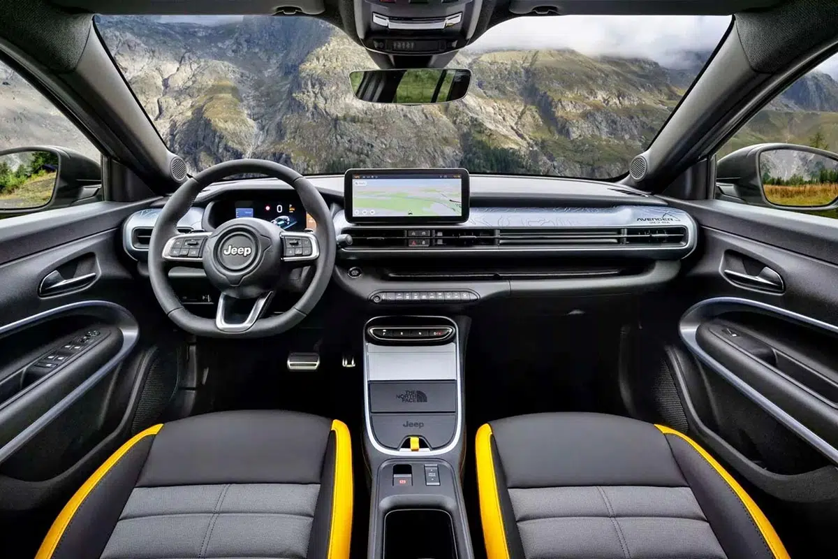 Tablero de instrumentos del Jeep Avenger e-Hybrid con pantalla táctil e interfaz digital avanzada