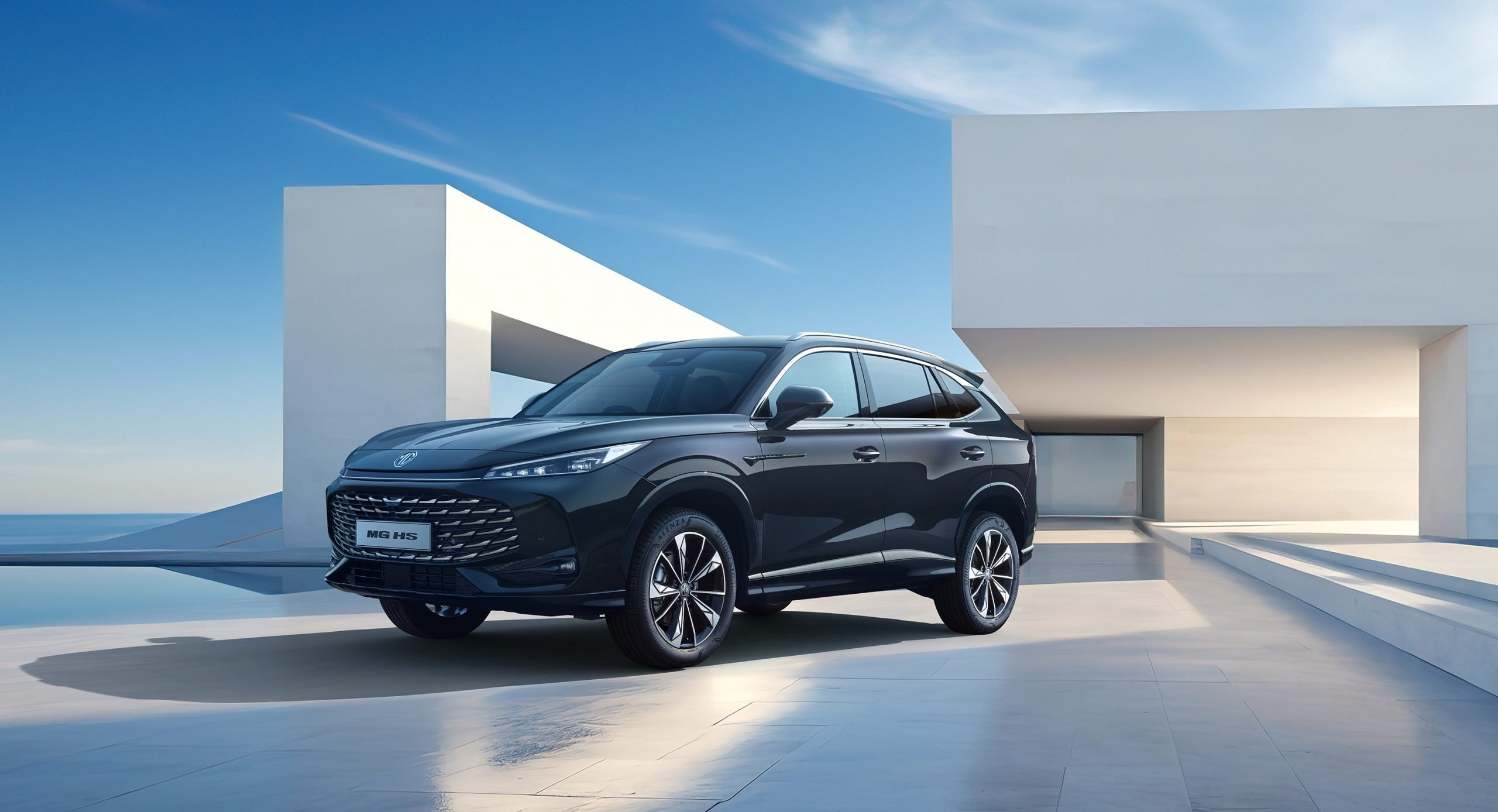Vista frontal del MG HS PHEV, SUV híbrido enchufable con parrilla prominente y diseño deportivo.