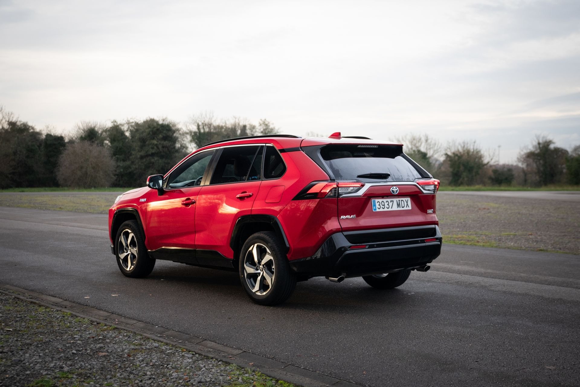 Vista trasera del Toyota RAV4 PHEV, mostrando sus luces LED y su diseño robusto.