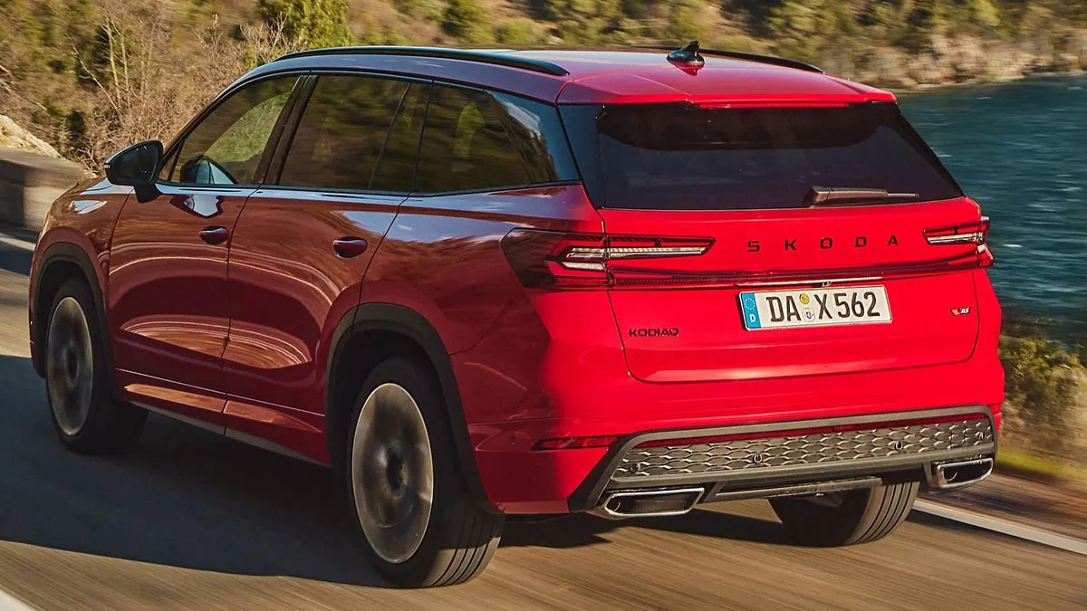 Vista trasera del Skoda Kodiaq RS, mostrando sus luces LED, su difusor y sus salidas de escape deportivas.