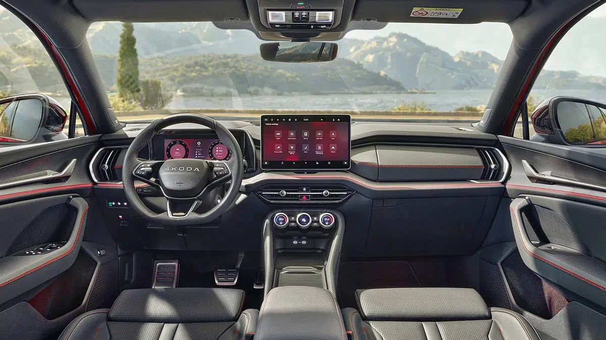 Interior del Skoda Kodiaq RS, destacando los asientos deportivos de Alcantara, la pantalla multimedia y el volante plano.