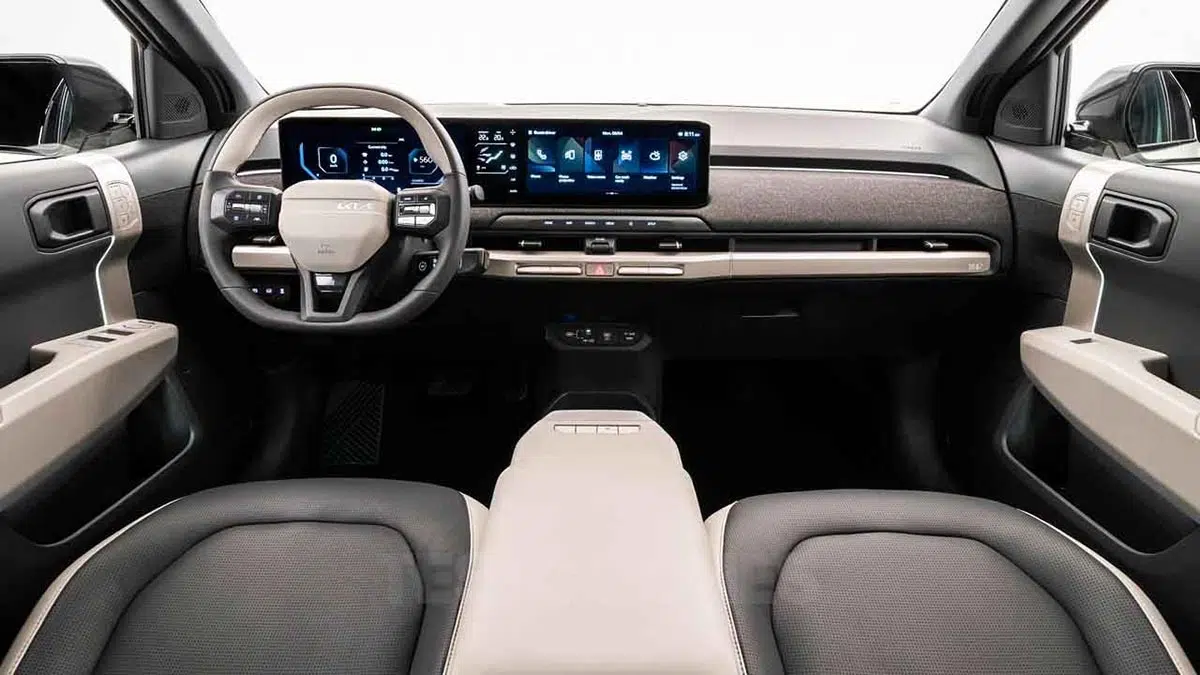 Interior del Kia EV2, con pantalla táctil central y visualización digital.