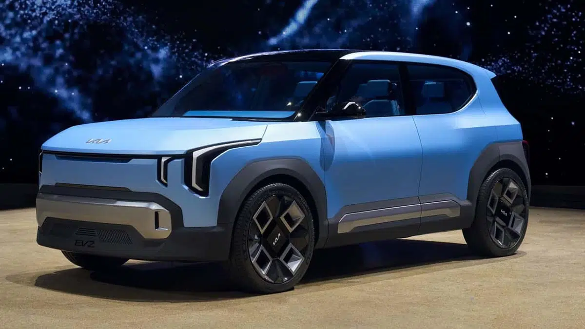 Vista 3/4 frontal del Kia EV2, mostrando su diseño agresivo e identidad visual inspirada en modelos de alta gama.