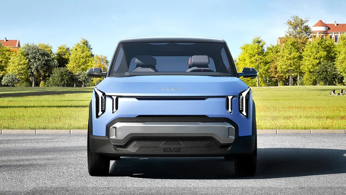 Vista frontal del Kia EV2, con su diseño moderno y su firma luminosa futurista.