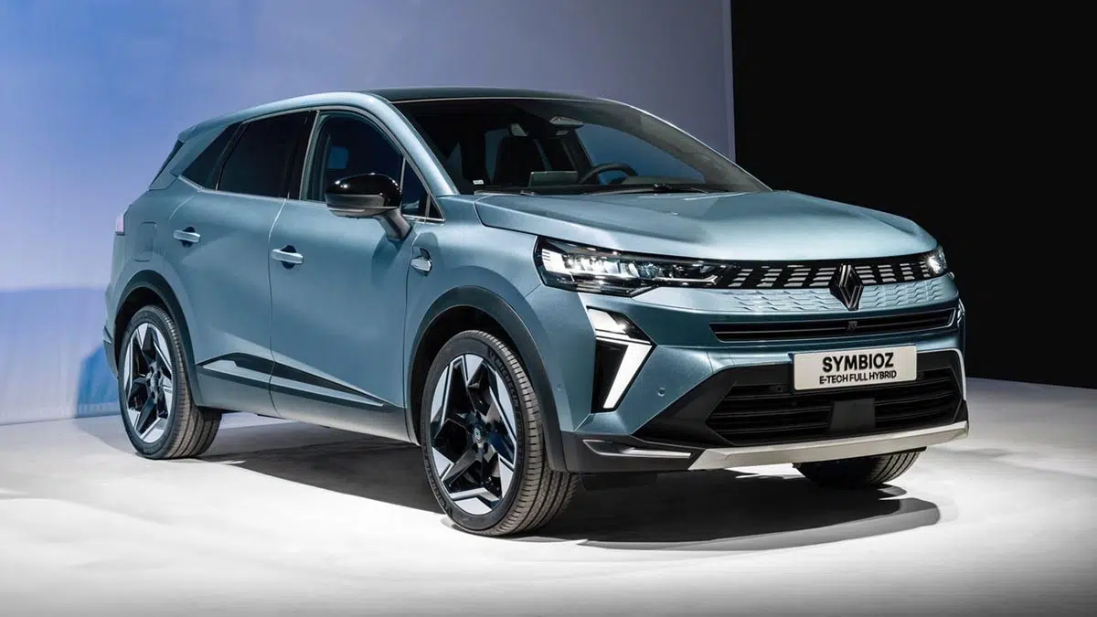 Vista frontal del Renault Symbioz, mostrando su distintiva firma luminosa y su moderna parrilla.