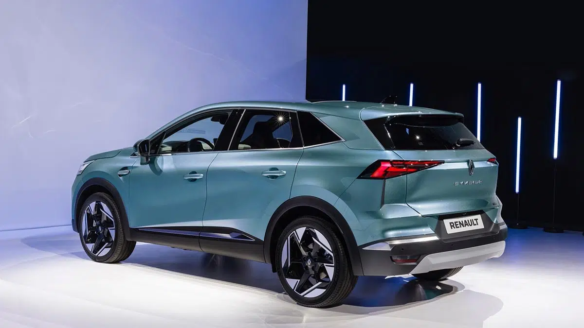 Vista trasera del Renault Symbioz, destacando sus luces LED horizontales y su elegante diseño