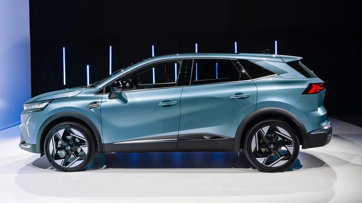 Vista lateral del Renault Symbioz, resaltando sus proporciones compactas y su diseño moderno