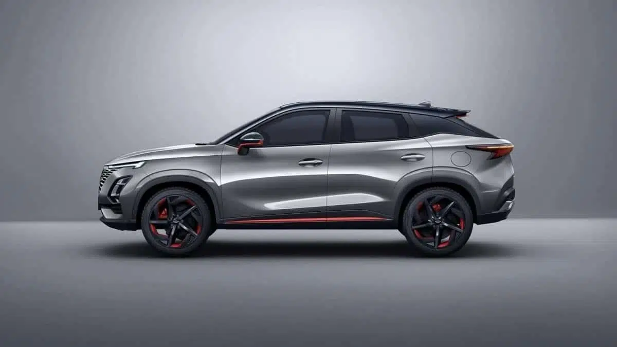 moda 5 perfil - SUV compacto con línea de techo descendente y llantas de aleación