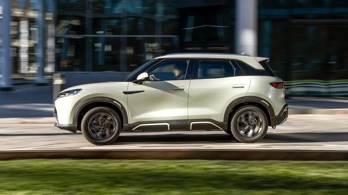 BYD Atto 2 perfil - SUV eléctrico de 4,31m con línea de techo dinámica