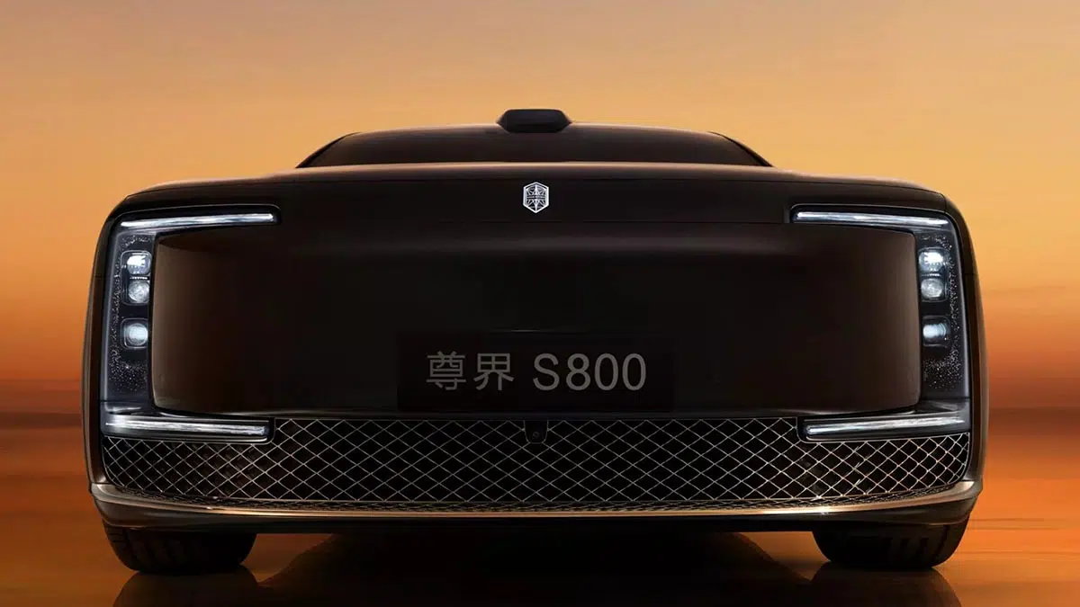 Vista frontal del Maextro S800, berlina eléctrica de lujo diseñada por Huawei y JAC con una parrilla imponente