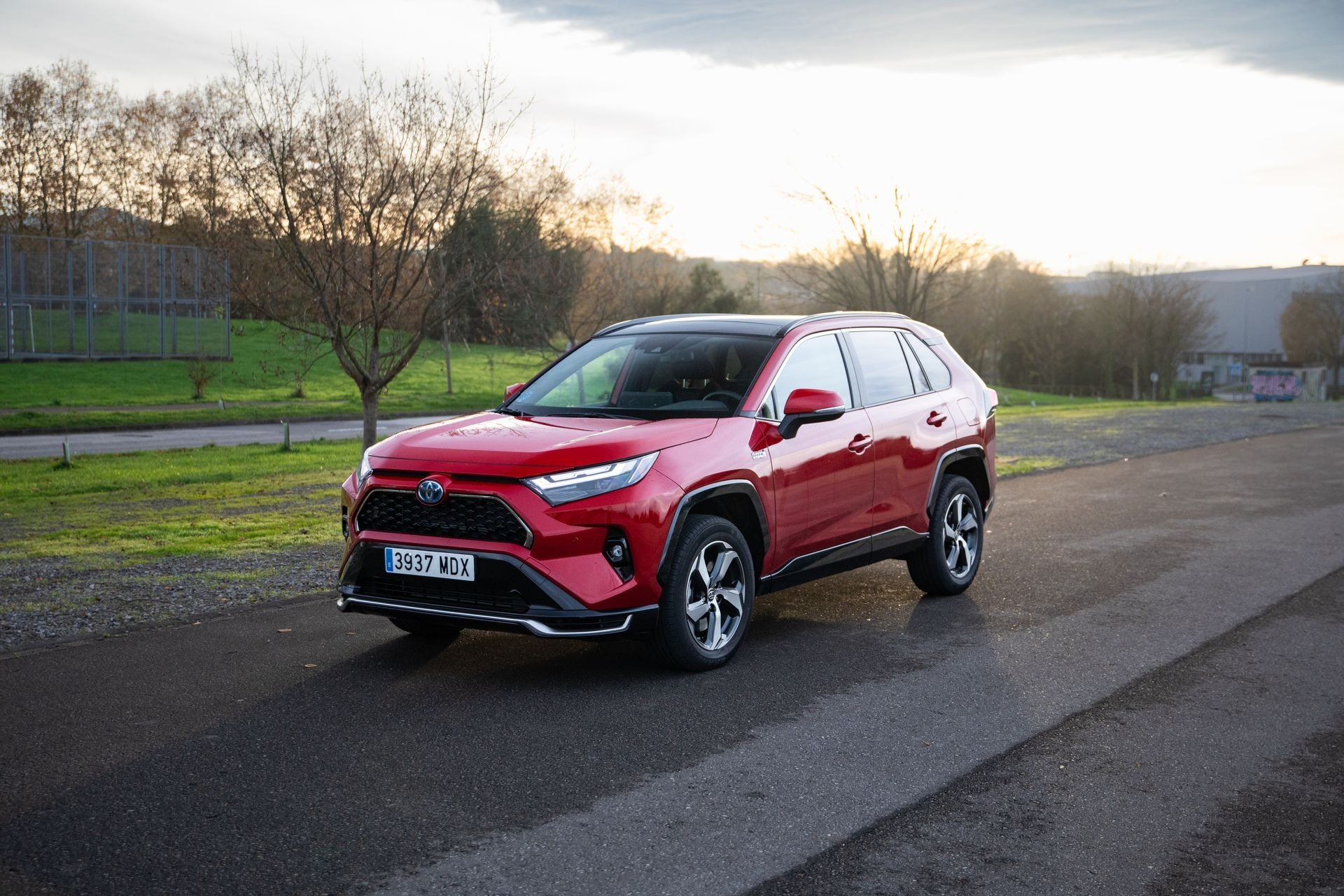 Vista frontal del Toyota RAV4 PHEV, SUV híbrido enchufable con parrilla robusta y luces LED.