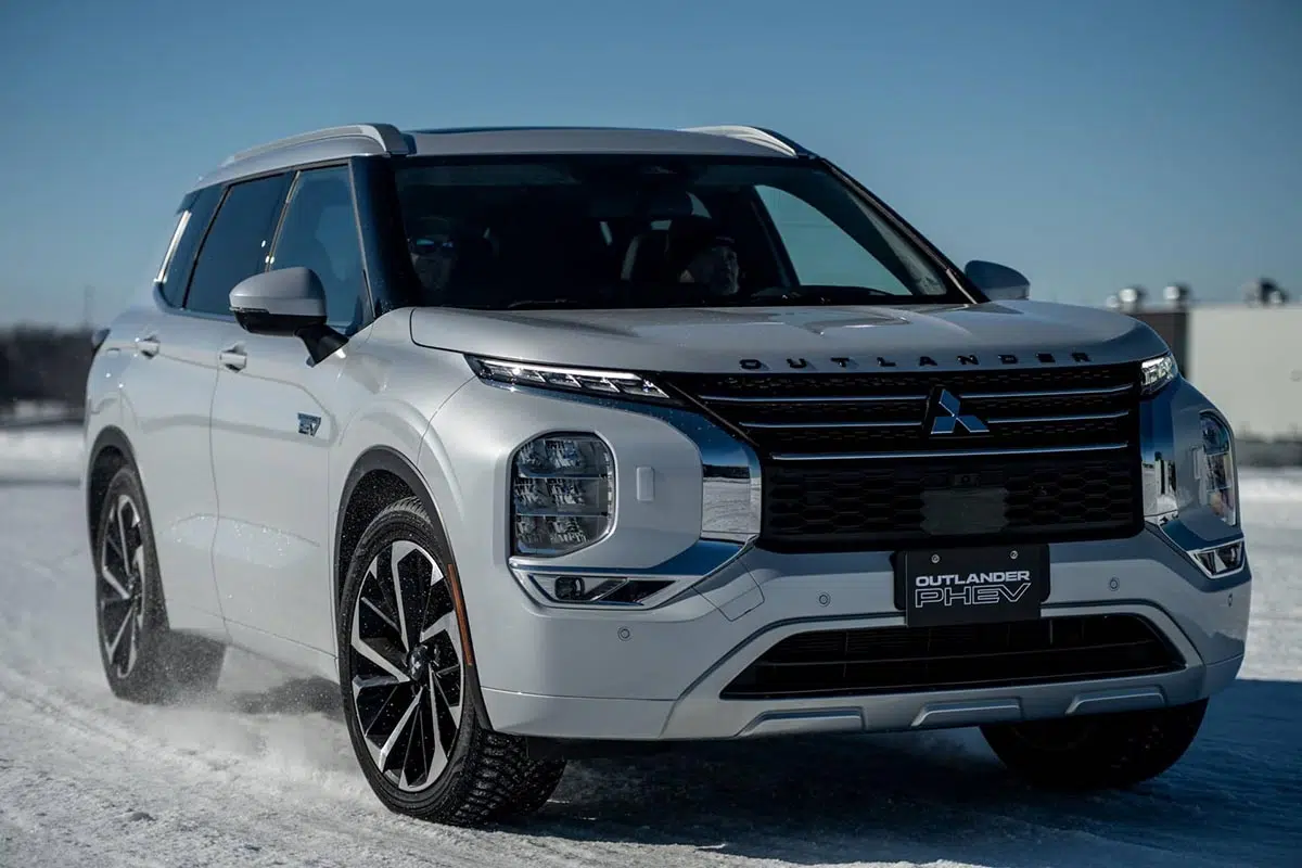 Mitsubishi Outlander híbrido recargable 2025 visto de perfil, con un diseño robusto y dinámico.