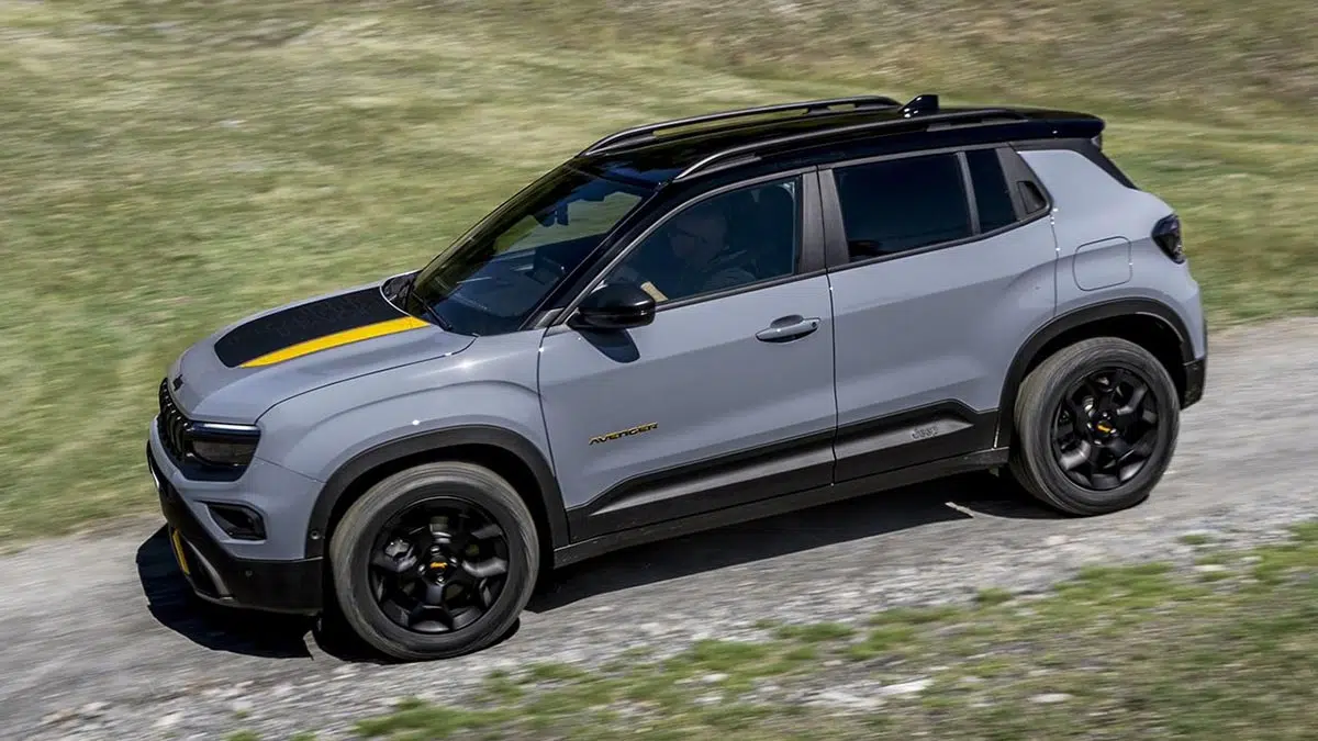 Vista lateral del Jeep Avenger e-Hybrid, mostrando su diseño compacto, su protección de carrocería y su altura libre del suelo optimizada para el off-road.