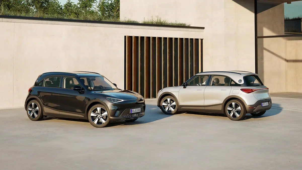 Dos modelos del Smart #1, el Pure y el Pure+, aparcados uno al lado del otro. El diseño compacto y moderno del SUV eléctrico está realzado, con acabados distintos según la versión.