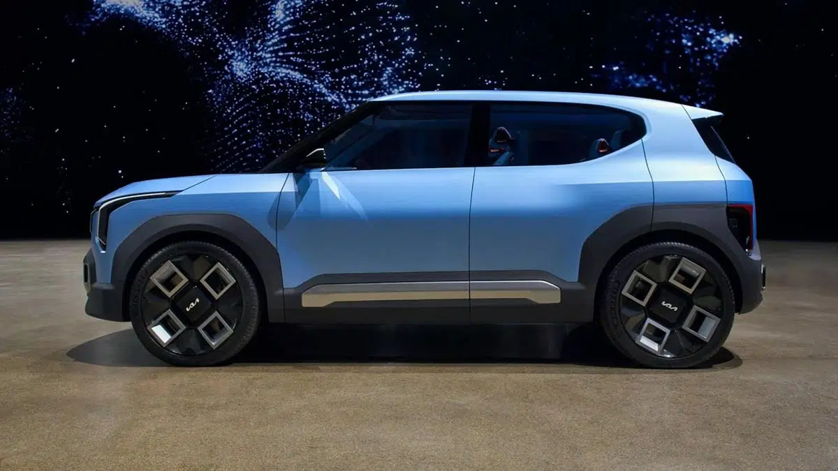 Vista lateral del Kia EV2, destacando sus proporciones compactas y líneas aerodinámicas.