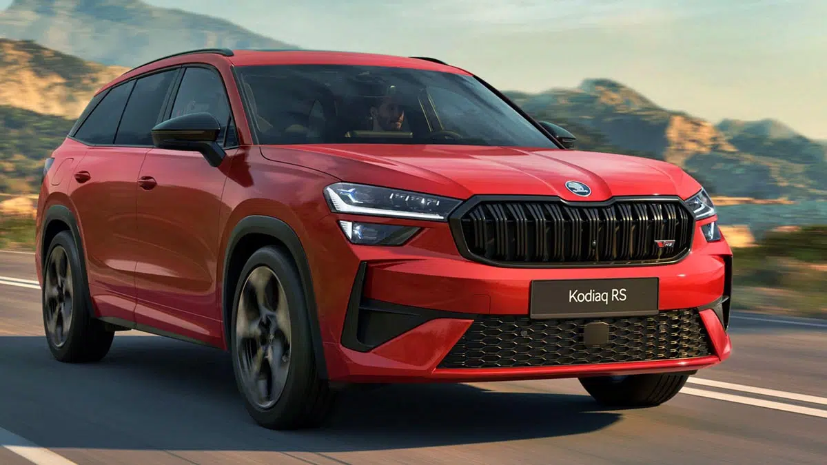 Vista frontal del Skoda Kodiaq RS, destacando su parrilla negra, faros LED y parachoques deportivo