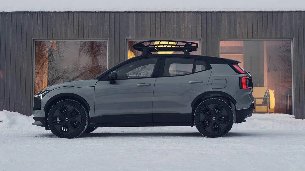 Volvo EX30 Cross Country visto de perfil, con su altura de carrocería elevada y protecciones en plástico negro.