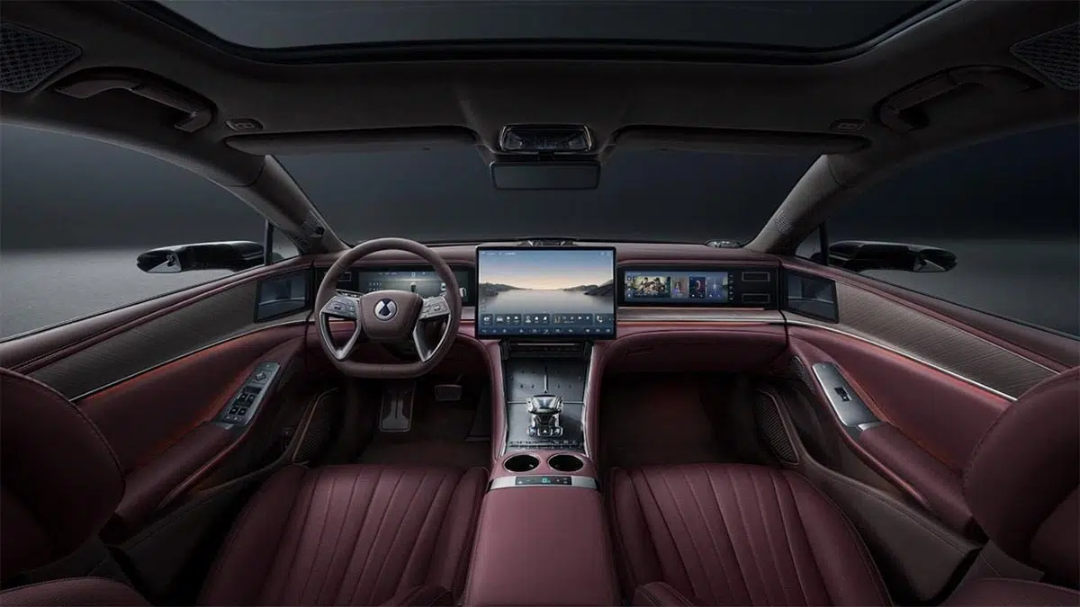 Interior del Denza Z9 GT, destacando la pantalla panorámica y los acabados de cuero y fibra de carbono.