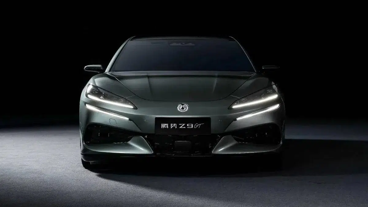 Vista frontal del Denza Z9 GT, mostrando su parrilla esculpida y sus llamativos faros LED.