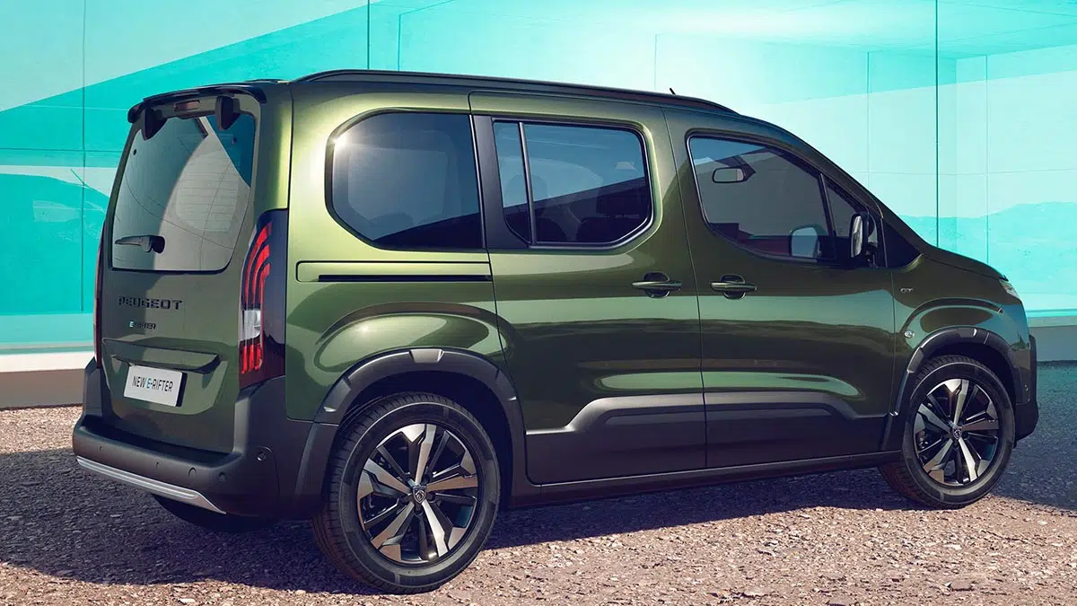 Vue arrière de la Peugeot e-Rifter, mettant en évidence les portes arrière et le design épuré.