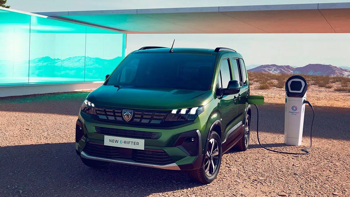 Vue de face de la Peugeot e-Rifter, mettant en évidence sa calandre distinctive et ses phares