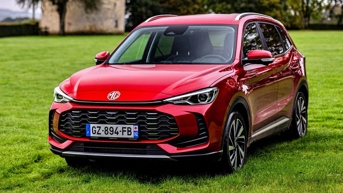 Frontal del MG ZS Hybrid+ 2025, mostrando su parrilla rediseñada y sus faros más delgados.