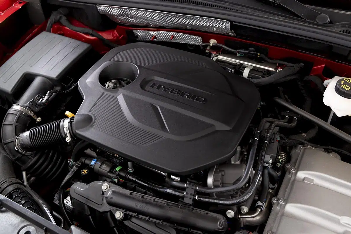 Vista del motor híbrido del MG ZS Hybrid+, ilustrando la combinación del motor de combustión y el motor eléctrico.
