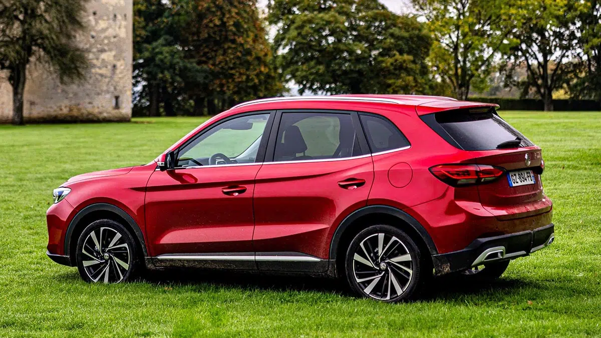 Vista trasera del MG ZS Hybrid+ 2025, destacando sus luces LED y su maletero rediseñado